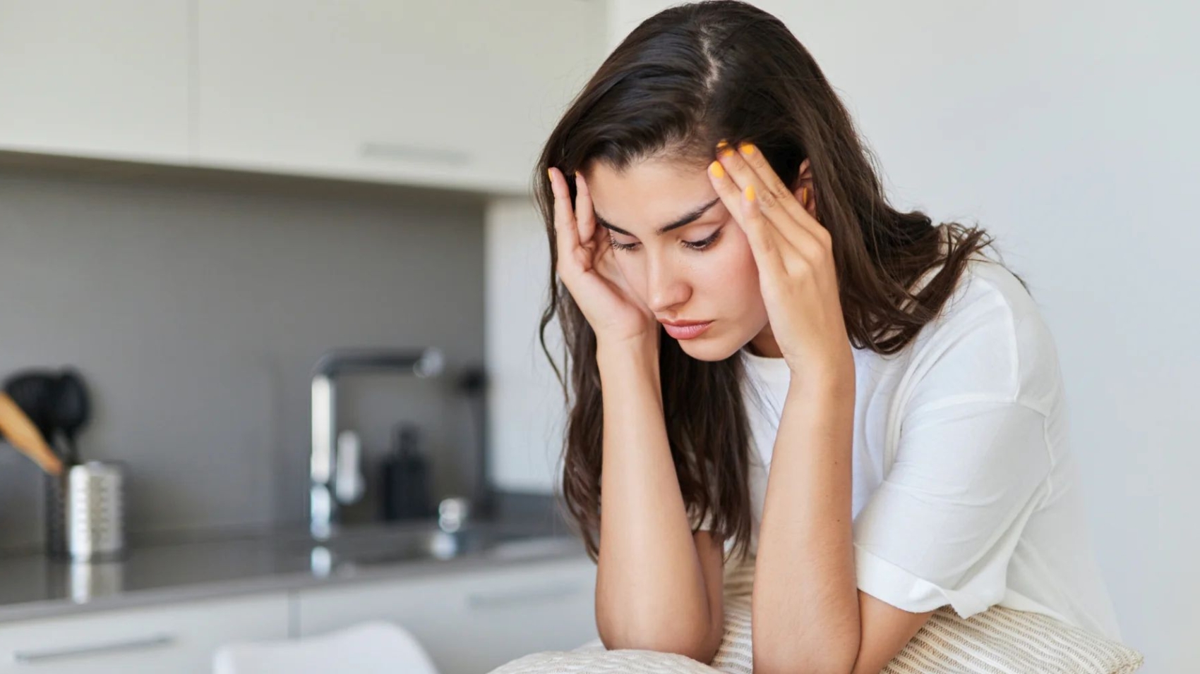 This article explains how Reiki can help reduce anxiety and stress.