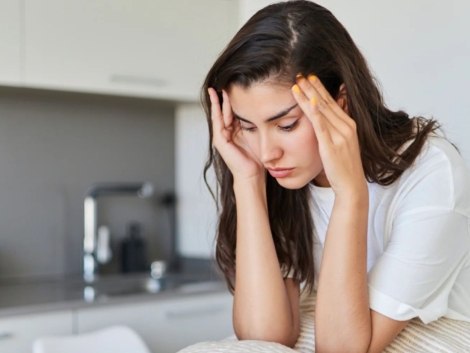 This article explains how Reiki can help reduce anxiety and stress.