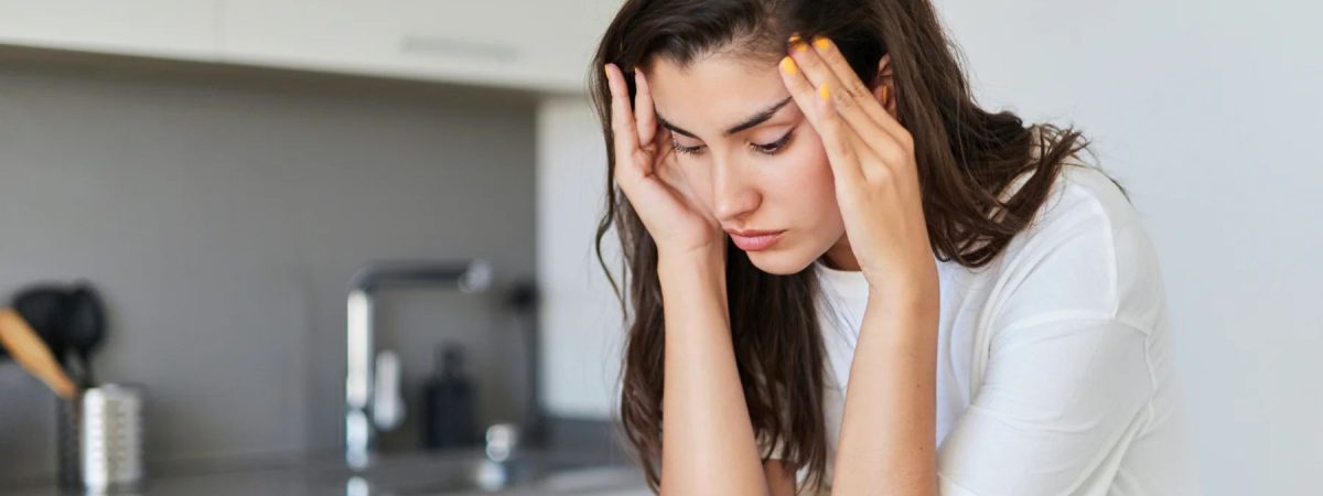 This article explains how Reiki can help reduce anxiety and stress.